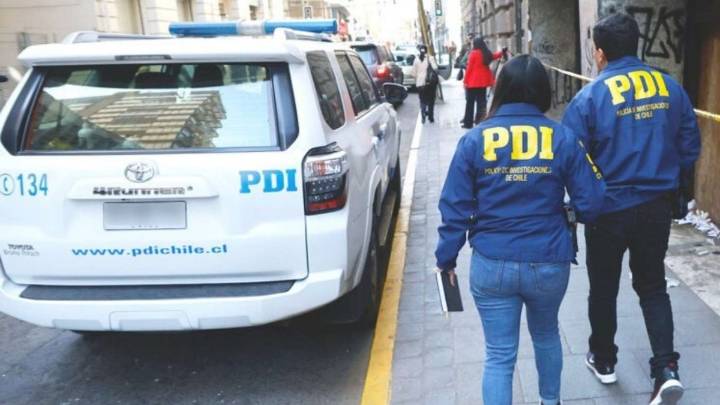 Roban $200 millones a empresaria china mientras estaba en el estacionamiento de su edificio en Santiago