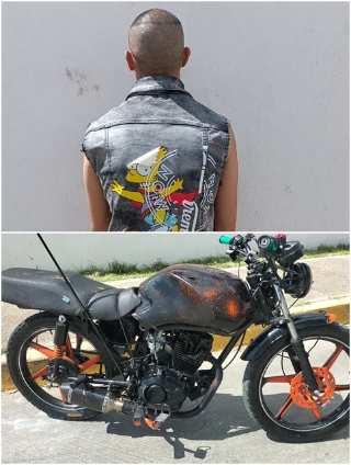 Circulaba sin placas y en moto robada