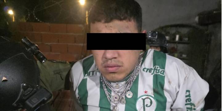 Frenó en una esquina de Moreno y le dispararon en la sien tras robarle el celular y la moto: un detenido