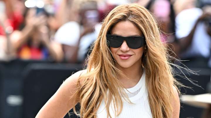Shakira confirma que los jeans a la cadera vuelven con fuerza este 2025