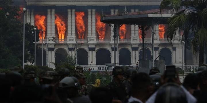 Las 48 horas que incendiaron Nepal: cronología del pandemonio que estalló por la prohibición de usar las redes sociales