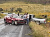 Fuerte choque de frente deja vehículos destrozados y una Pick Up al borde de un arroyo
