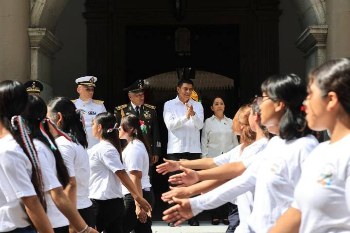 Preside Salomón Jara desfile cívico militar por Independencia en Oaxaca