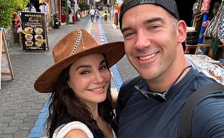 ¡Martha Higareda y Lewis Howes revelan en un auditorio el sexo de sus bebés!