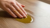 Cómo usar el aceite de oliva y el limón para darle brillo a los muebles de madera: el truco que no falla