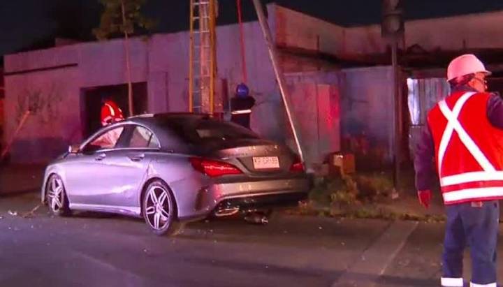 Auto chocó contra poste de luz en La Granja y provocó un corte de luz