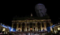 Miles de drones iluminaron el Vaticano para homenajear al papa Francisco