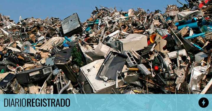 Una iniciativa del CONICET recicla plásticos electrónicos y los convierte en objetos sostenibles