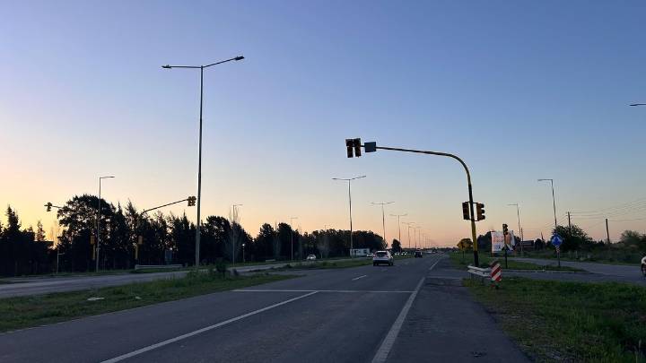 Ruta 58: hace más de 120 horas que no funciona el semáforo del cruce con El Deslinde