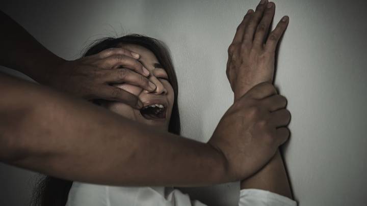 Horror en Nueva York: mujer es abusada en la calle y agresor deja su teléfono para contactarla