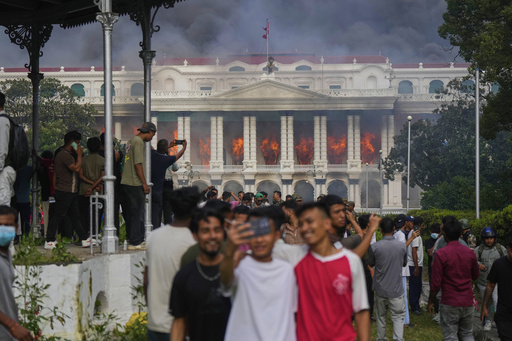 Manifestantes incendian edificios en Nepal durante protesta contra prohibición de redes sociales