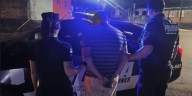 Horror en Misiones: obligó a su hijastro de 5 años a sentarse en un ladrillo caliente porque lo vio en un video