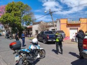 Chocaron dos camionetas y se llevaron puesto un poste de alumbrado