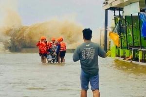 Philippines death toll rises to 11 as storm Bualoi bears down on Vietnam