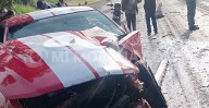 Mustang acaba destrozado tras chocar en la salida a Quiroga, en Morelia