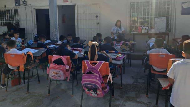 Alumnos toman clases afuera por apagón en Reynosa