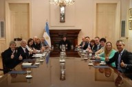 Milei mantuvo un reunión de dos horas con sus ministros tras la derrota bonaerense