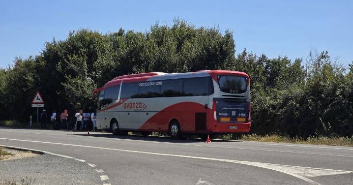 Un herido al colisionar un turismo y un autobús de Avanza a la altura de Machacón