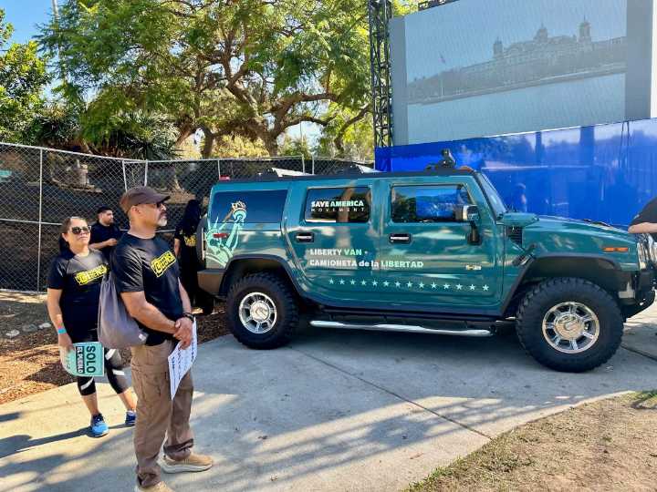 Lanzan Camionetas de la Libertad para documentar abusos del ICE en Los Ángeles