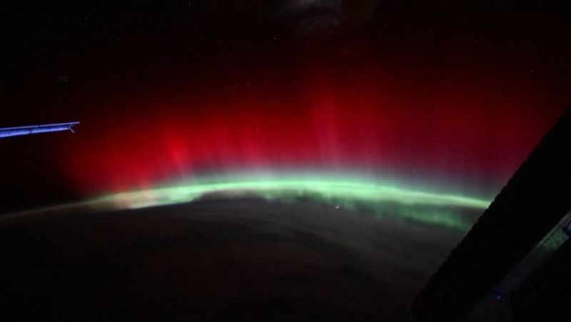 Astronauta capta impresionante aurora roja desde el espacio