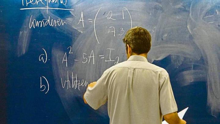 Sindicatos en contra de que estudiantes de ingeniería den clase de matemáticas