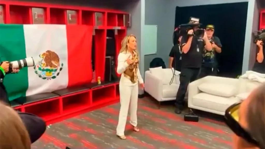 Fey canta el Himno en vestidor del Canelo tras veto en el ring