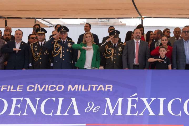 Encabezó Maru Campos desfile Cívico-Militar por el 215 Aniversario de la Independencia