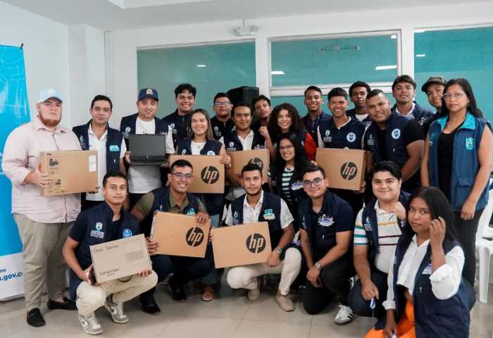 Distrito fortalece al Subsistema de Juventud con entrega de 7 computadores