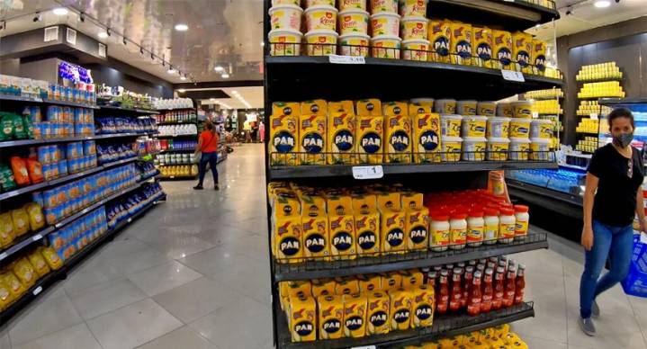 Disminuyen las transacciones en dólares: 96% de los pagos en los supermercados se hacen en bolívares, según experto