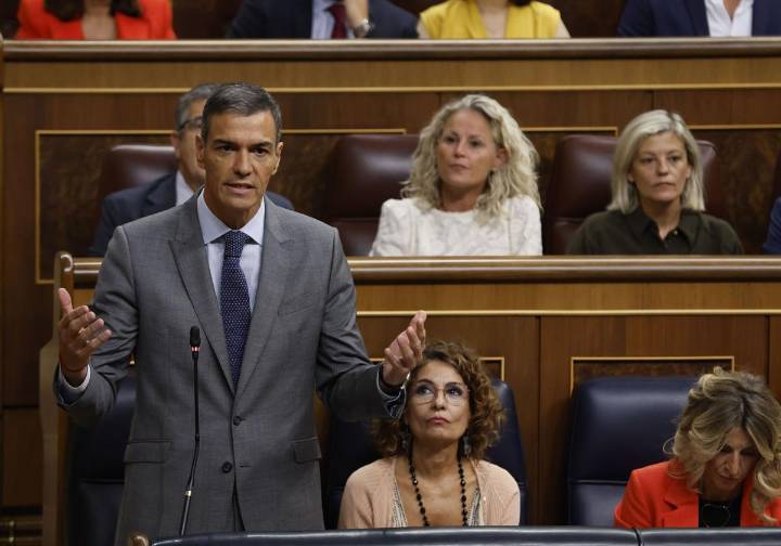 Sánchez defiende que su Gobierno es «limpio» mientras Feijóo le acusa de actuar «por miedo»