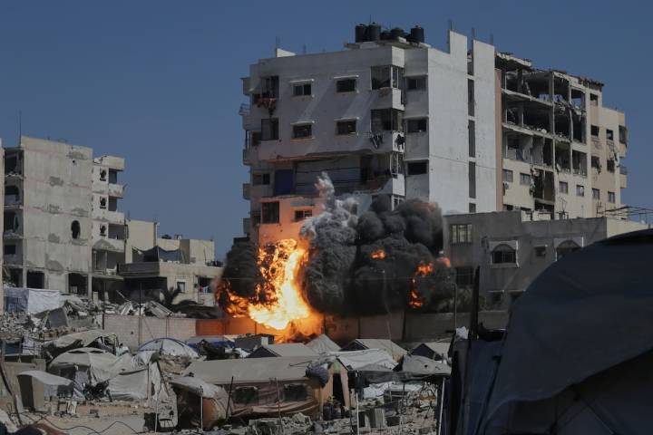 "Está en llamas". Israel bombardeó Gaza después de la visita y el respaldo de Marco Rubio a Netanyahu