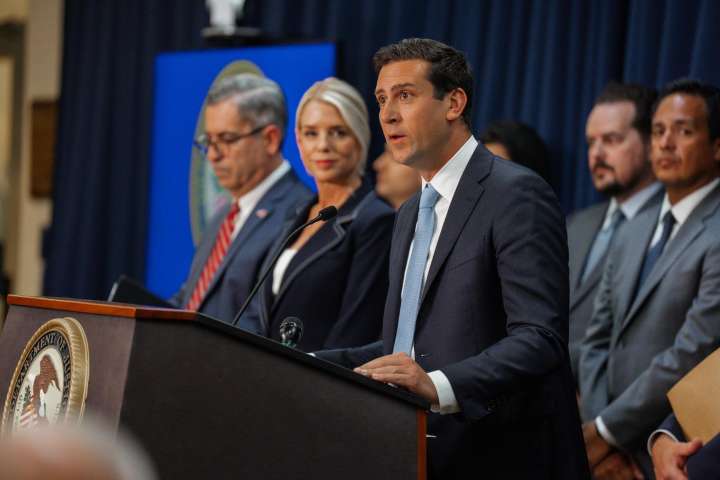 EE.UU. acusa a doce personas de contrabando de inmigrantes cubanos y fraude de asilo
