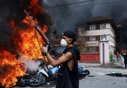 Los manifestantes queman el Parlamento de Nepal tras la renuncia del primer ministro