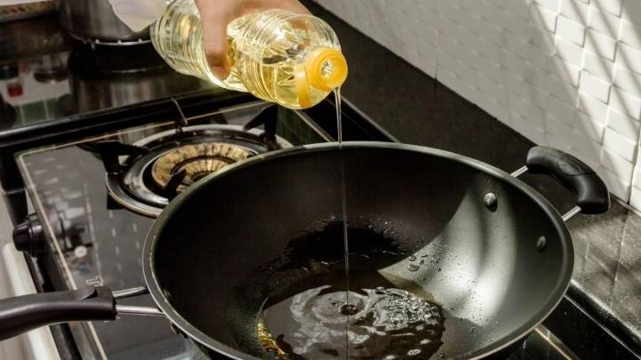 El secreto de la abuela para retirar residuos del aceite de cocina y poder reutilizarlo para freír