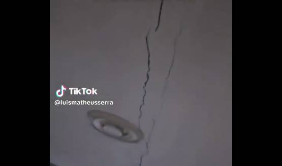 En VIDEO: edificio se fracturó por la mitad en medio de uno de los sismos en Trujillo
