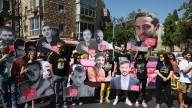 Familiares de rehenes protestan frente a la casa de Netanyahu contra la ofensiva terrestre en Gaza