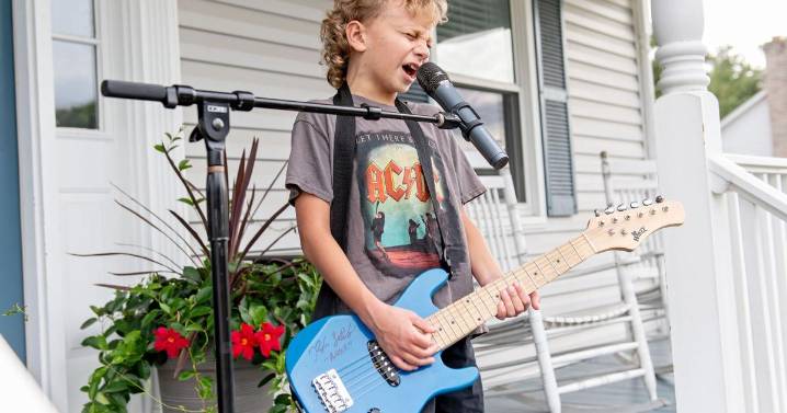 Rockin' Ryker: Woodstock boy entertains from his front porch