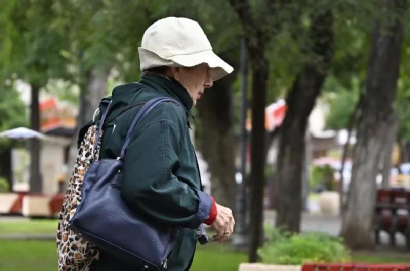 Lunes con cielo algo nublado y aumento de temperatura: así estará el tiempo en Santiago
