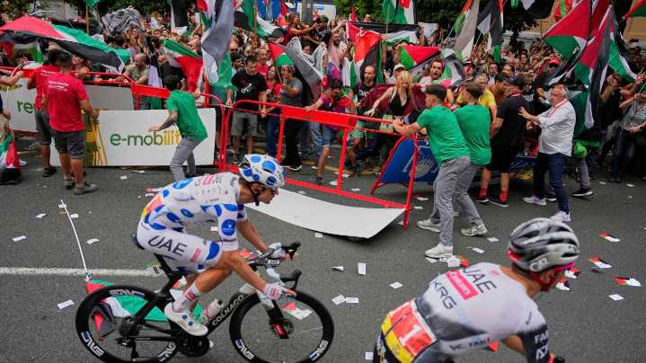 Anti-Israel protests turn Spanish Vuelta cycling race into a diplomatic battleground : NPR