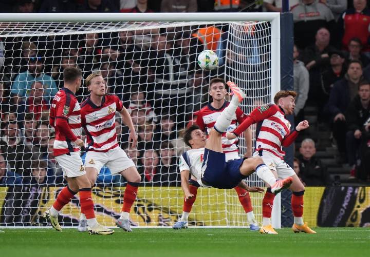 Carabao Cup. Un golazo de chilena, cómo les fue a los favoritos y “el equipo de Deadpool” en los octavos de final