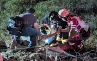 Mujer cae en barranco tras accidente en cuatrimoto