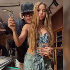 Shakira confirma colaboración con el artista colombiano Beéle.