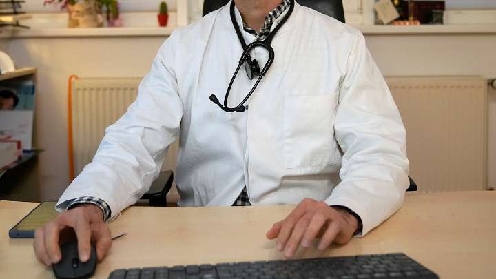 Médico abandonó a un paciente anestesiado para tener relaciones con una enfermera en hospital de Manchester