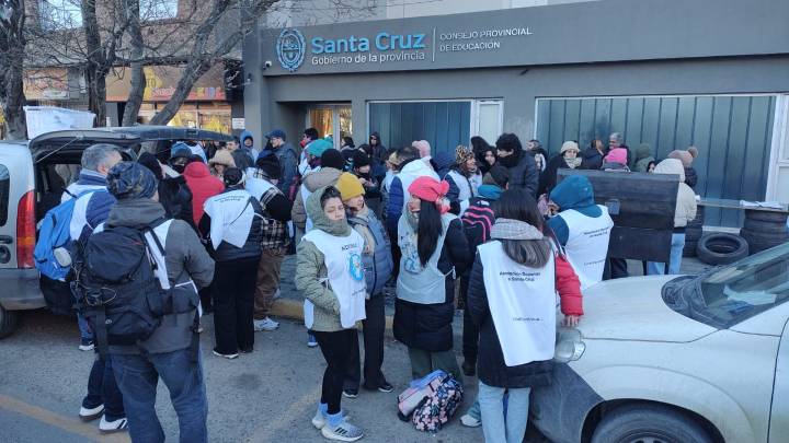 ADOSAC protesta frente al Consejo Provincial de Educación contra los descuentos y exigen reapertura de paritarias