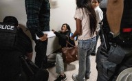 VIDEO: Mujer es empujada por agente del ICE frente a sus hijos; grabación se vuelve viral