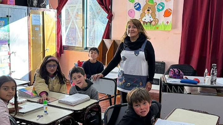 La maestra que enseña a 25 chicos de Polvaredas, más cerca de Chile que de Mendoza
