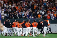 An out from being no-hit, the Orioles stun the Dodgers with 4 runs in the 9th to win 4-3