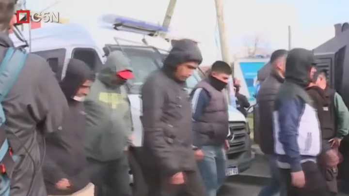 Cierre de campaña de Javier Milei en Moreno: llegó gente encapuchada al acto