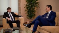 Pedro Sánchez pacta con Junts que empresas en España tengan que atender también en catalán a los clientes