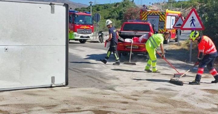 Bomberos de Coín intervienen en Cártama tras el vuelco de un camión con vertido de gasoil en la A